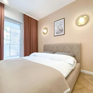 https://apartament-family-zwierzyniecka.poznan-hotels.com